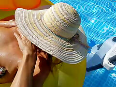 nippleringlover-cornea milf si masturba allaperto in piscina, linserimento di enormi viti estremamente allungato trafitto capezzoli