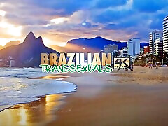brazylijscy transseksualiści: oszałamiający brazylijski trójkąt shemale z non-stop wytryskami, ruchaniem w dupę i robieniem loda.