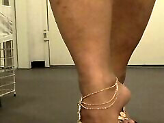 лофия тона - оближи мои блестящие коричневые ногти на ногах
