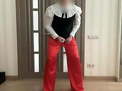 sissy sekretärin in roter weitbeinhose aus seidensatin, high heels und schulbürobluse wartet darauf, von ihrer frau gefickt zu werden