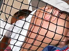 молодая симпатичная брюнетка с дредами берет несколько уроков тенниса у похотливого тренера