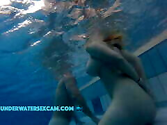 ta urocza dziewczyna pokazuje swoje duże cycki pod wodą w basenie, podczas gdy kamera ją obserwuje!