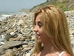 blondes küken wird am strand im doggystyle gefickt