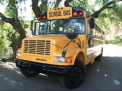 une nana blonde se fait défoncer par derrière dans son bus scolaire