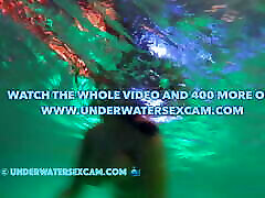 voyeur bajo el agua, cámara oculta en la piscina muestra a una chica árabe jugando con sus grandes tetas naturales mientras se masturba con una corriente en chorro