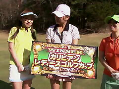 高尔夫游戏与性在结束与美丽的日本妇女与毛茸茸的和角质的猫