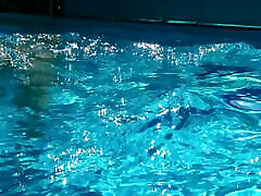 splendida mimi cica nuota nuda in piscina