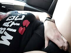 mom eva anal in car plays with herself under her shorts