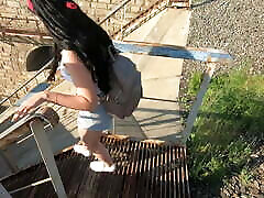 горячая задница подростка трахается под железнодорожным мостом на публике