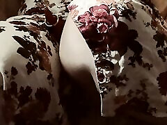 mujer blanca sex with gm sopla nubes y parte su falda floral para un vibrador