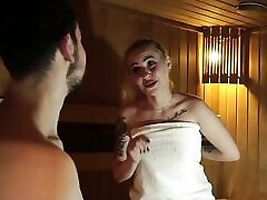 une femme courbée a baisé un indian old man aunty dans un sauna public