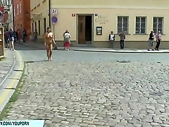 Hot Tschechische babe natalie zeigt Ihren nackten Körper auf der öffentlichen Straße