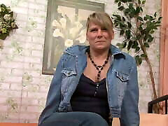 Milf with shaved sexr vibo enjoys alone while being filmed - 2