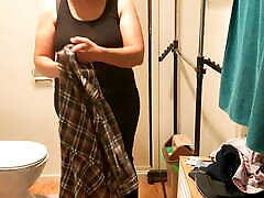 curvy casalinga cambiare abito-spogliarello in reggiseno e slip