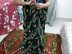 Desi Sexy Hot Cute el chacal Bhabhi Wearing Dark Green Saree