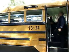 lasiatique avena lee avec des accolades se fait baiser et facialiser dans le bus scolaire