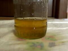 natursekt. reife, haarige große muschi pisst in ein glas. möchten sie das getränk mit gelbem urin? asmr. schmutziger fetisch
