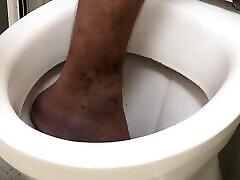 Foot in sujie sun and flush my foot feet in sexhared black barefoot in toilet