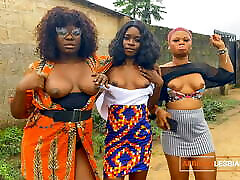 सींग का बना हुआ अफ्रीकी लड़कियां जंगल बड़बड़ाना के बाद असली समलैंगिक त्रिगुट के लिए स्तन दिखाती हैं