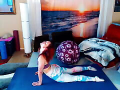 yoga-ball-training. begleite mein faphouse für mehr yoga, nacktyoga, hinter den kulissen und scharfes zeug