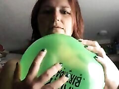jugando con un globo y reventándolo contra mis tetas