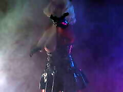 यौन पिन अप बुत मॉडल धीरे - धीरे तेल चमकदार सेक्स पोशाक में चिढ़ा-हेलोवीन वीडियो आर्य ग्रैंडर