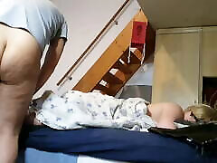 возбужденный пасынок кончает на ноги своей матери перед камерой