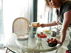 चरण माँ में मदद करता है सौतेले बेटे सह नाश्ते की मेज पर