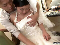 brunette emi koizumi baisée sur une robe de mariée non censurée