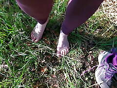 branlette espagnole nue pieds nus en public