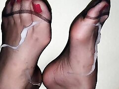 сперма на сексуальных нейлоновых красных ногтях на ногах