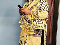 35 Year Old Ayesha Bhabhi bakaya paisa lene aye the, paise ke badle padose se kiya Choda Chudi, bogustaxaa 32 pura dal de - Pakistan