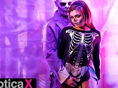 seachchuby young - Sexy Zombie Romantic Halloween Surprise