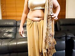 सेक्सी साड़ी स्ट्रिपटीज़-भारतीय पत्नी उसके कपड़े और कैम पर नाटकों