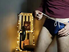 strip-tease et sperme de mannequin gay poilu dans un studio vintage-louis ferdinando