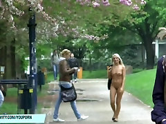 Coquine blonde babe montre son corps nu en public