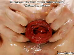 синди роуз фистингует свою задницу, а затем трахает ее огромным красным дилдо и анальным выпадением