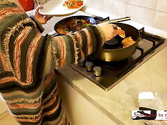 la femme au foyer seule à la maison prépare un dîner rapide nue dans la cuisine. compilation