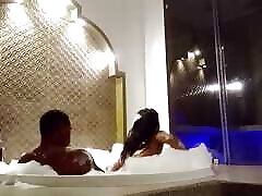 Me la cojo rico en el jacuzzi y se cae no aguanta ya sus piernas de tantos orgasmos