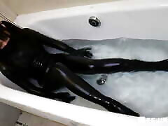 Fejira com Fetish girl in leather taking a bath in the bathtub