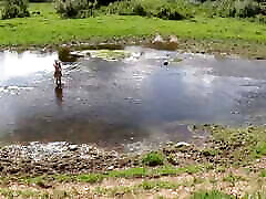 डेरझा-नदी-शिक झोंपड़ी सदमे में नग्न स्नान