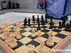 jouer aux échecs avec grand-père pendant que sister massage seduce est sous la table