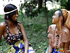 afrikanische ethnische lesben, die nach einem musikfestival im freien geil auf muschi- und analsexspielzeug-penetration sind
