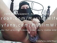 真正的角质阿拉伯清真在黑色Niqab自慰喷出的猫高潮和罪反对真主