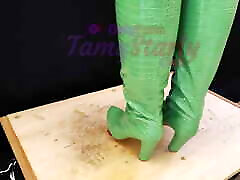 ऊँची एड़ी के जूते में हरे रंग के घुटने के जूते 2 पोव के साथ टैमीस्टली-बॉलबास्टिंग, स्टम्पिंग, सीबीटी, कुचलना, महिलाओं का दबदबा, शूजॉब