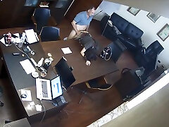 un patron russe baise une secrétaire au bureau caméra espion voyeur