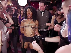 डी विलियम्स और उसके विनम्र वेश्या के साथ दुर्व्यवहार में एक बीडीएसएम नंगा नाच