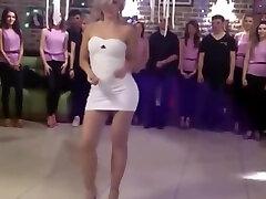 一个色情派对：性感的金发女郎在非常性感的紧身性感礼服跳舞