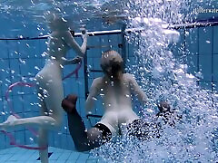 две сексуальные красотки демонстрируют свои горячие обнаженные тела под водой