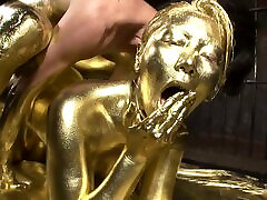 Curvaceous lady from www bd prova xxx prono gets naked and painted in gold!
